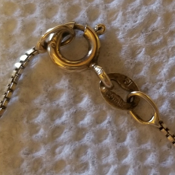 Silver necklace with pieces of jade in it. - Picture 6 of 8